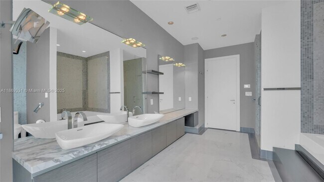 Building Photo - 200 Biscayne Blvd Way