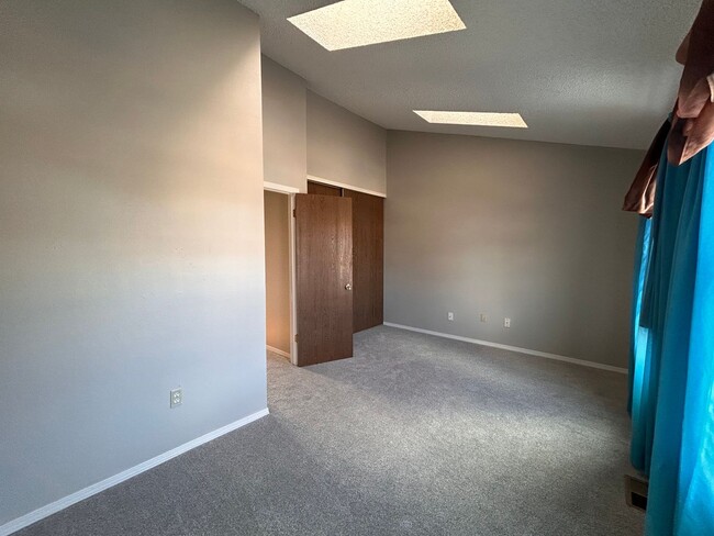 Building Photo - $0 DEPOSIT OPTION. SPACIOUS 2-BEDROOM TOWN...