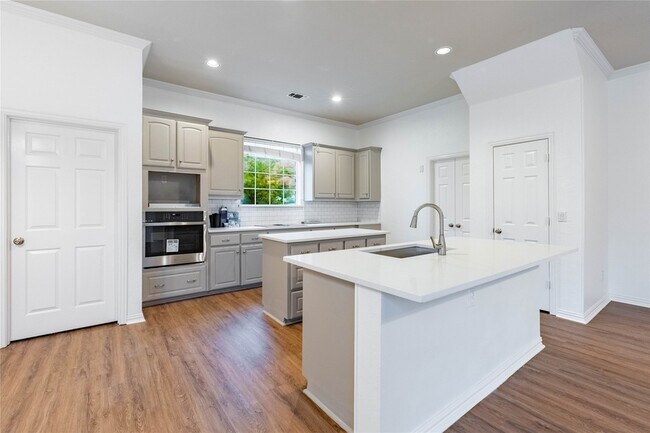 Building Photo - 3731 Charter Dr