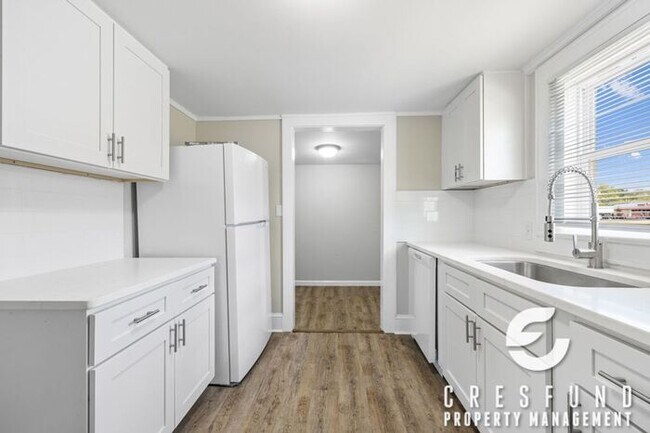 Building Photo - Bright and Cozy Cottage Style 2 Bedroom 1 Bath! Right off Ramsey Street