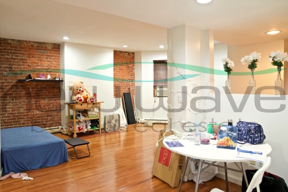 Building Photo - 390 Riverway