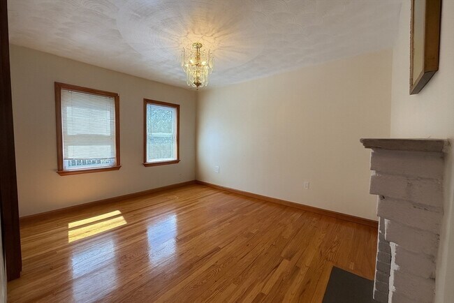Building Photo - 83 Putnam St