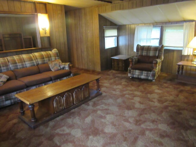 Building Photo - 12 Circle Dr