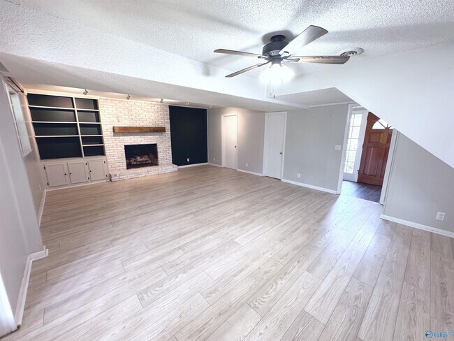 Building Photo - 11406 Crestfield Dr SE