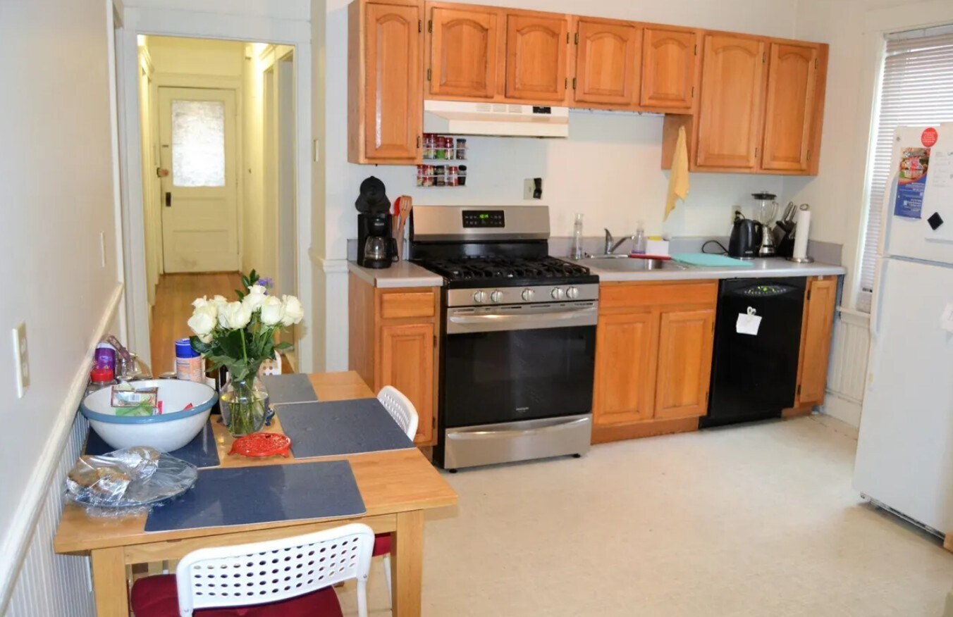 Building Photo - 44 Easton St