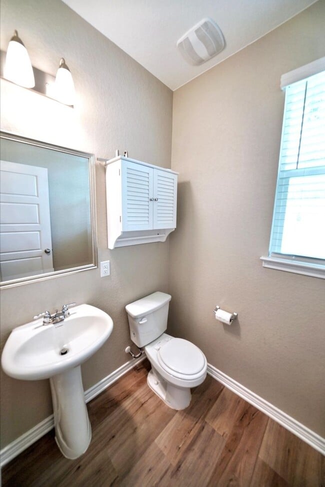 Building Photo - Beautiful 3-Bedroom Home with Flex Space in Universal City - Realtor Commission: $600