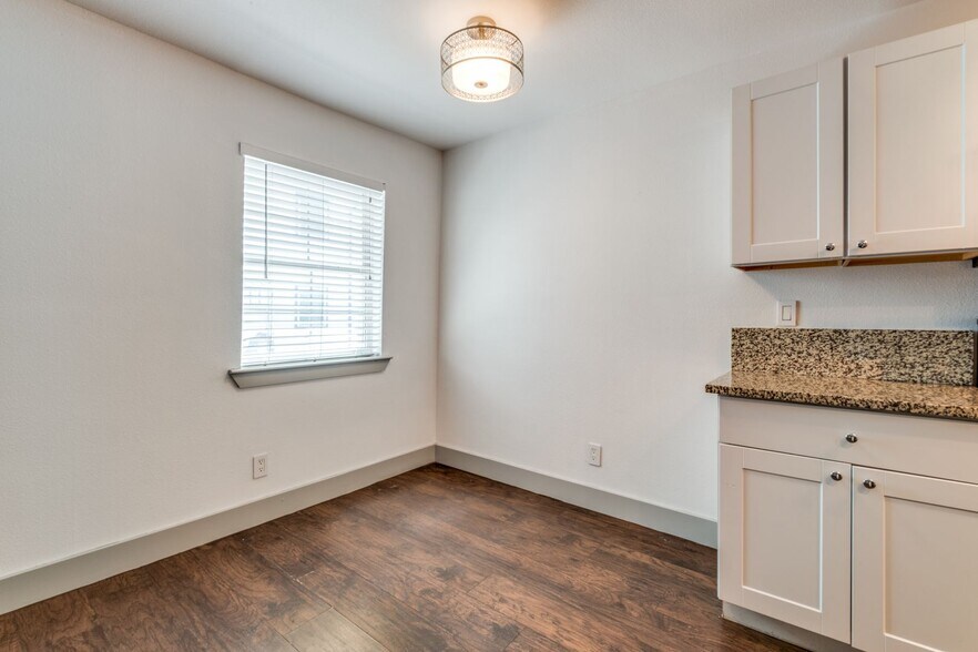Building Photo - 4633 Fairmount St