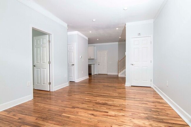 Building Photo - Newly Renovated 4 bedroom 3 bath townhome