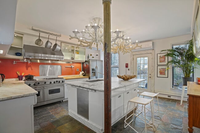 Building Photo - 389 12th St