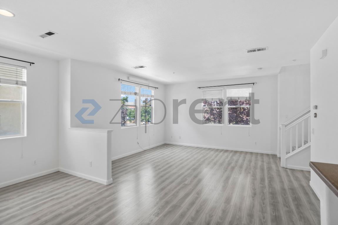 Building Photo - Unit