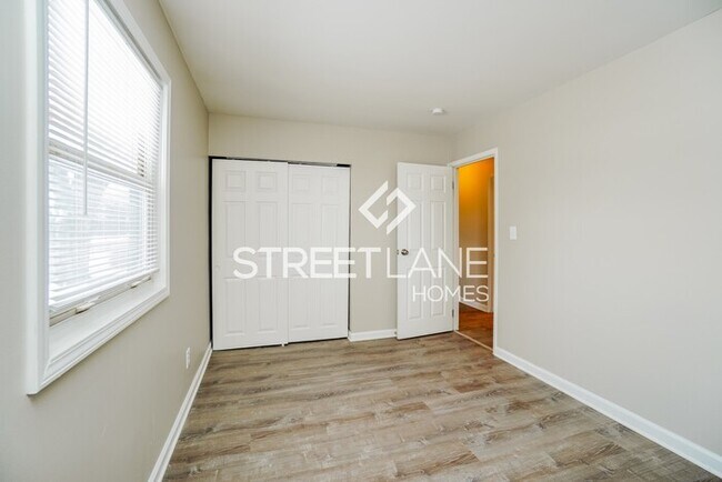 Building Photo - REDUCED!