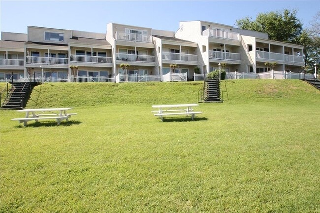 Building Photo - 1818 S Lakeshore Blvd