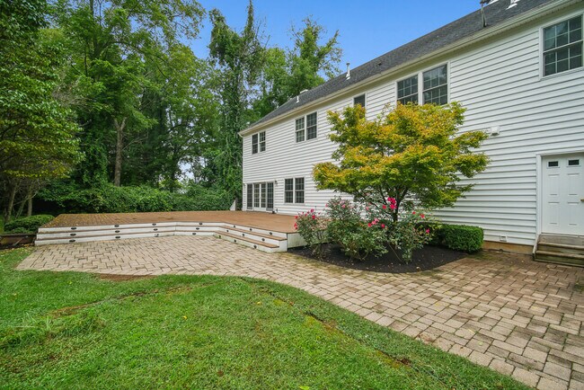 Building Photo - 150 Hillside Rd