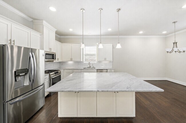 Building Photo - 420 W 28th St