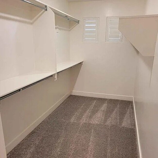 Building Photo - End Unit 4 Bedroom Townhome