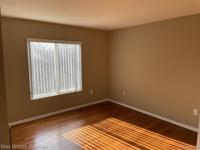 Building Photo - 924 Sandalwood Dr