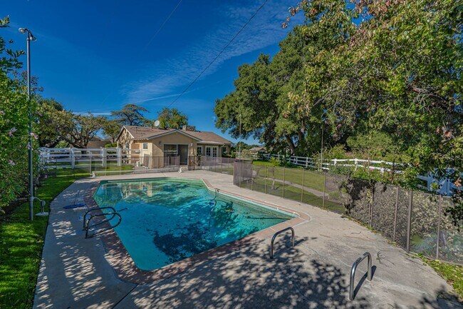 Building Photo - 4 Bedroom Pool Home for Rent in Secluded S...