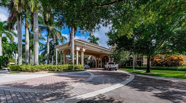 Building Photo - 10513 Versailles Blvd