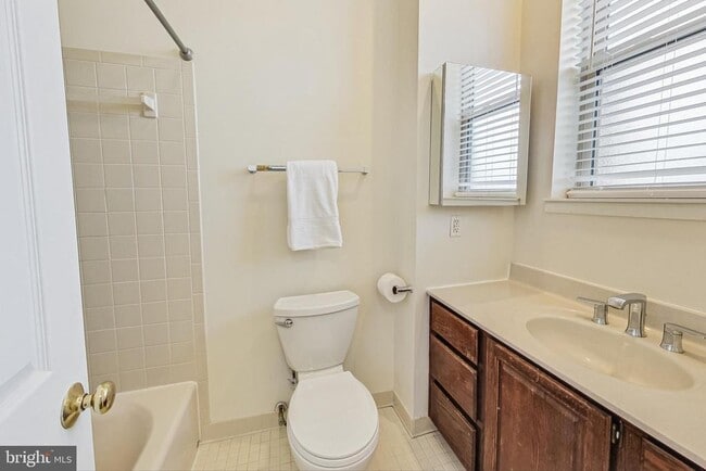 Building Photo - 1248 Maryland Ave NE