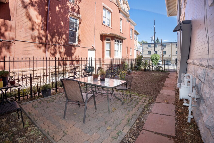 Building Photo - 830 Clarkson