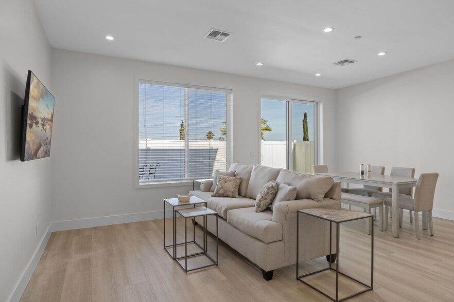 Building Photo - 16714 E Almont Dr