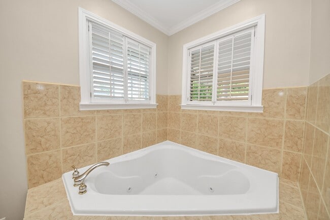 Building Photo - 2215 Gardenia Dr