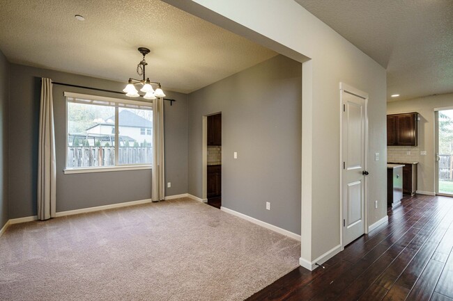 Building Photo - Desirable Camas Location - Hills at Round ...