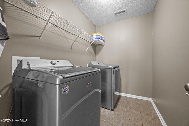 Building Photo - 841 Dynasty Dr