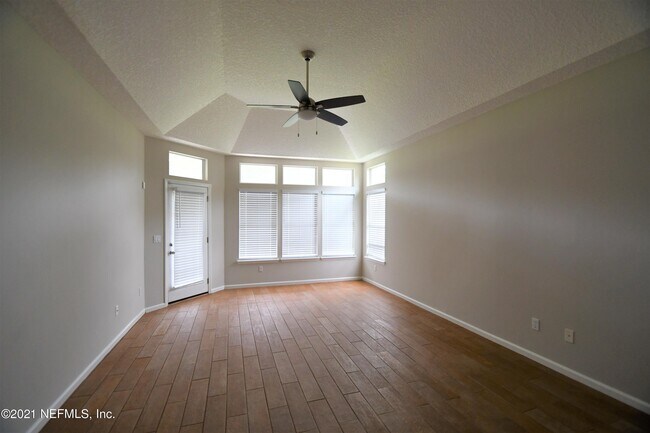 Building Photo - 925 Lotus Ln S