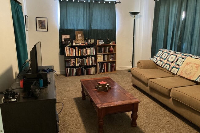 Building Photo - "Bright and Spacious 4-Bed Townhouse in Pr...