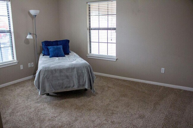 Building Photo - 208 Shaw St