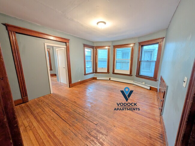 Building Photo - 582 Ferry St
