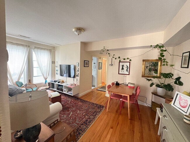 Building Photo - 2BR 1Bth unit. Water included. Great location!