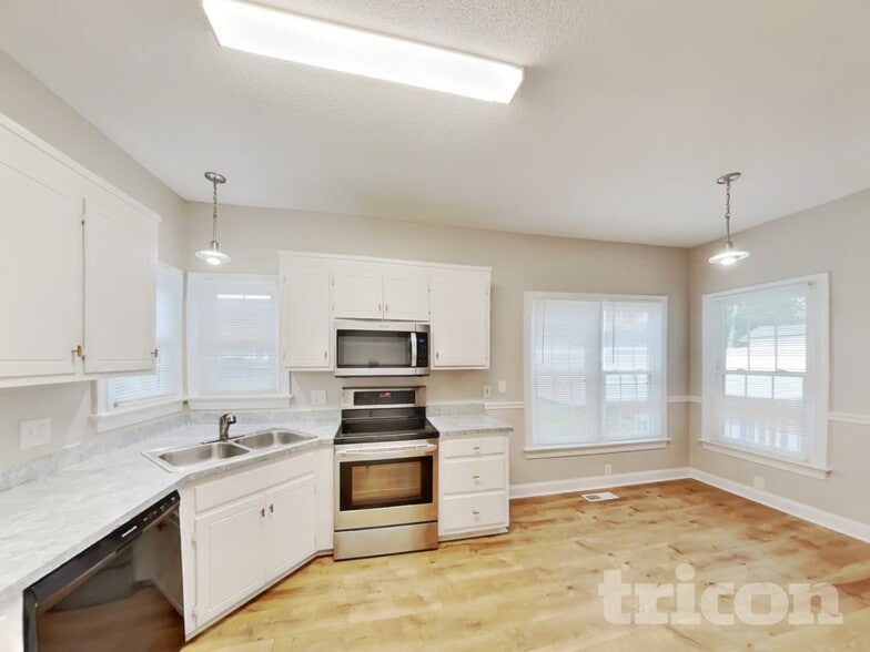 Building Photo - 622 Commander Dr