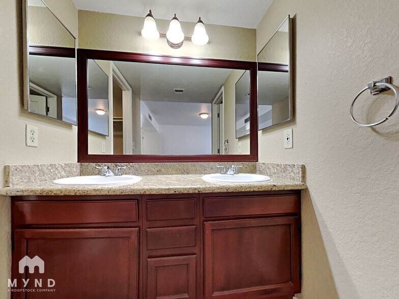 Building Photo - 10037 E Stella Rd