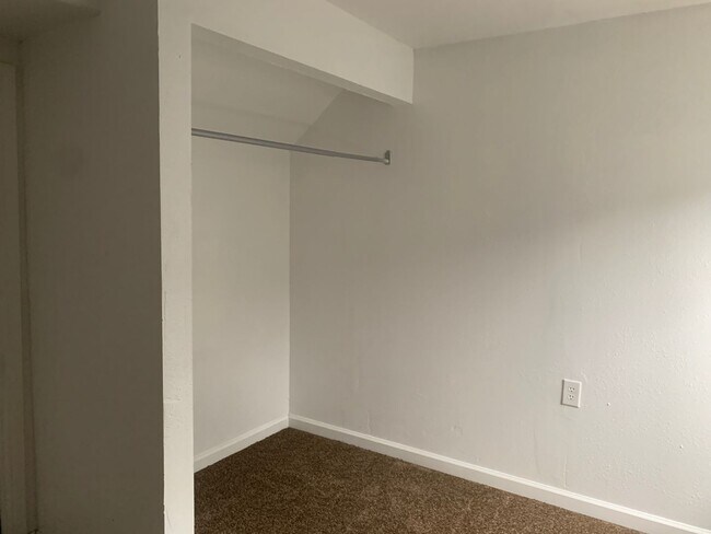 Building Photo - Spacious 4 Bedroom Home