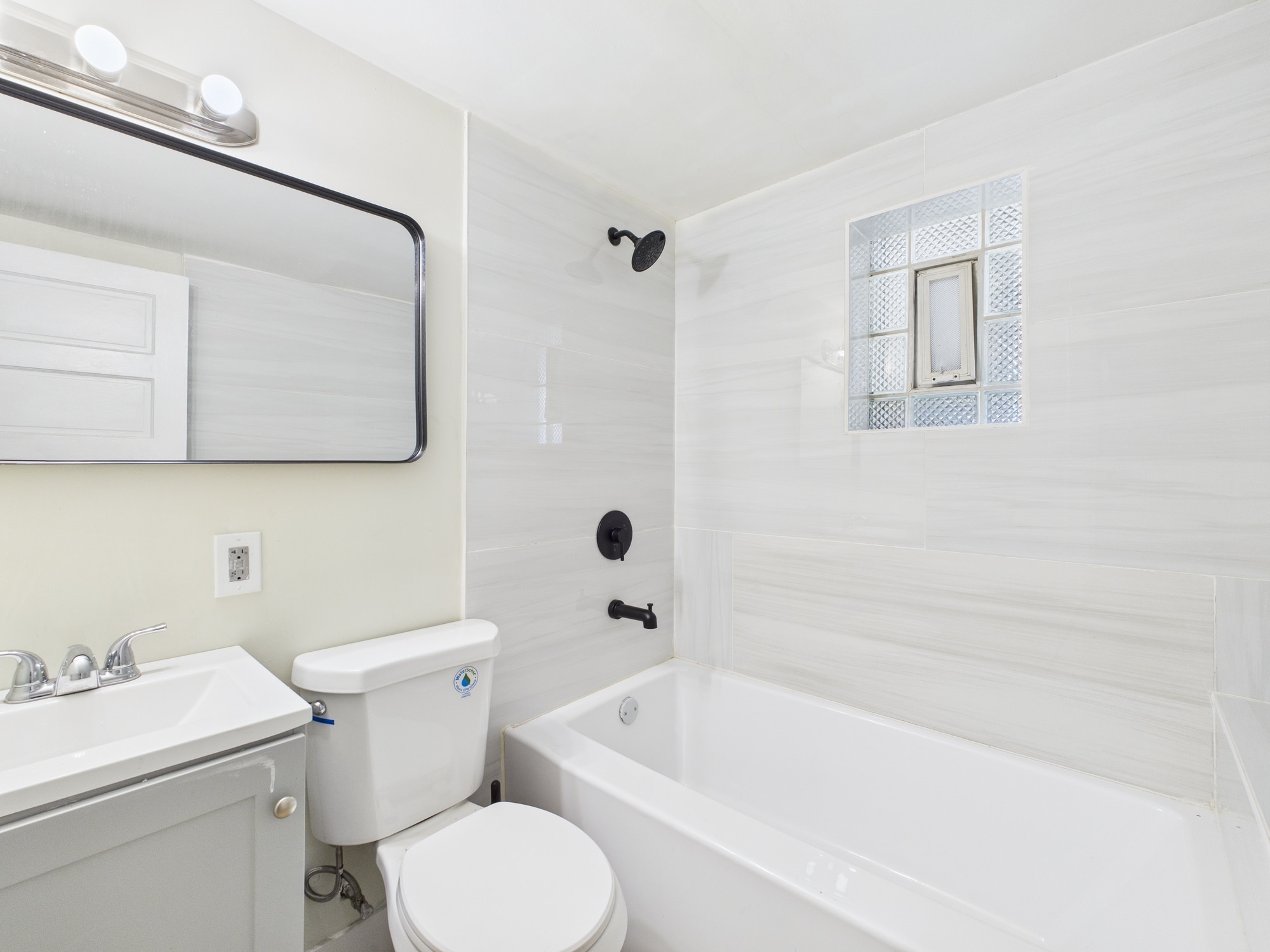 Building Photo - 1541 W Barry Ave