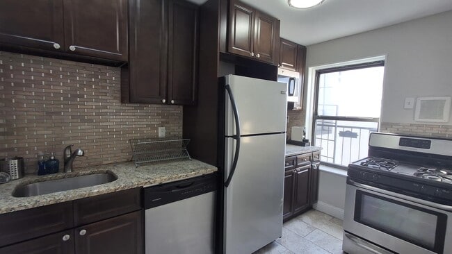 Building Photo - 330 Hudson St