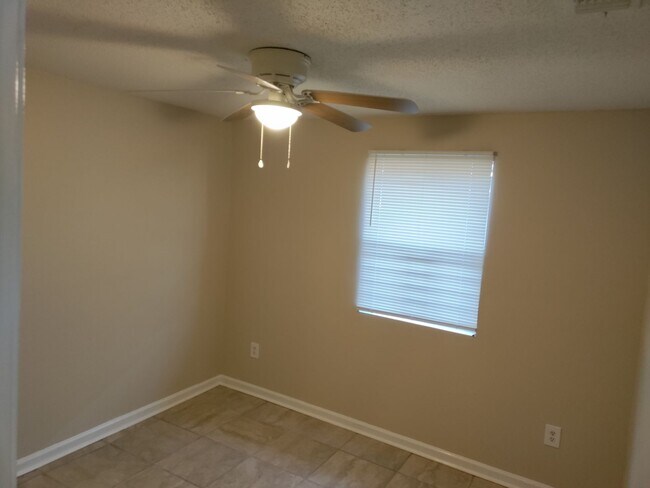 Building Photo - Single Family Home 5 BR / 2 Bath