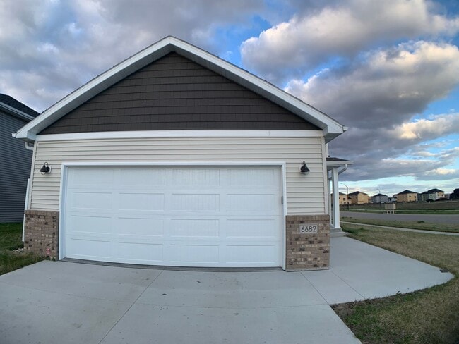 Building Photo - 4 Bed 3 Bath Single Family Home