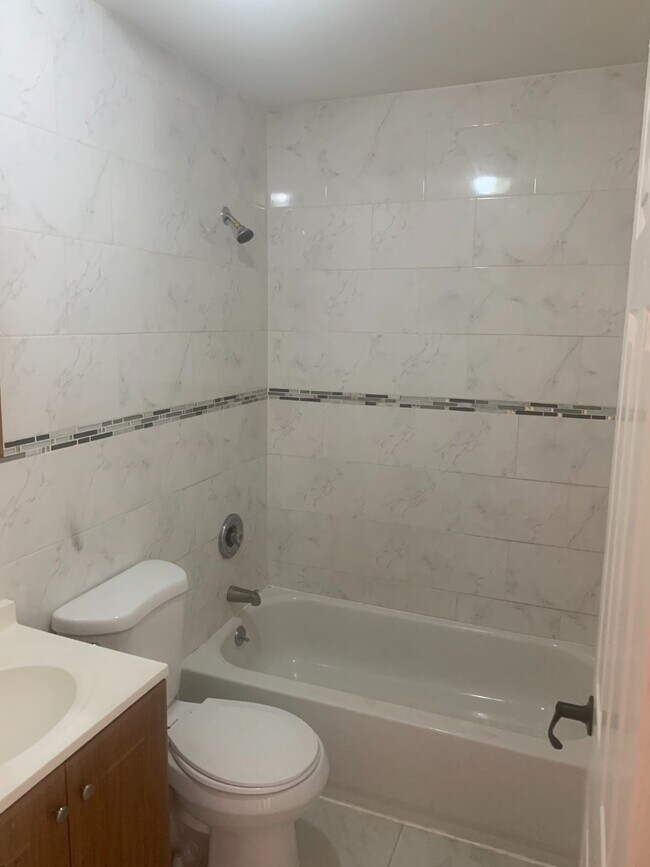 Building Photo - 7xx E 226th St