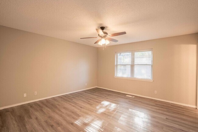 Building Photo - 3 Bed / 2 Bath in Broken Arrow!