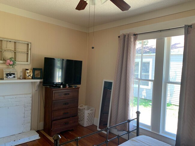 Building Photo - 1606 3rd Ave