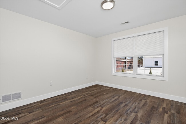 Building Photo - 6 Arrow St