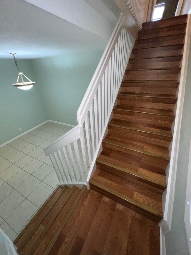 Building Photo - Lovely Townhome in Gate Community!
