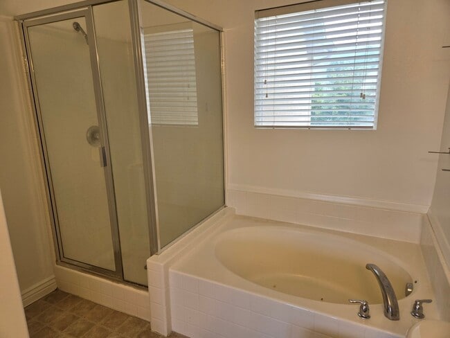 Building Photo - Beautiful 4 Bed, 2.5 Bath Townhome in Prim...