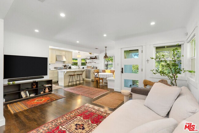 Building Photo - 3954 Redwood Ave