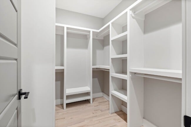 Building Photo - Spacious 4-Bed Gem in Nashville: 2360 sq f...