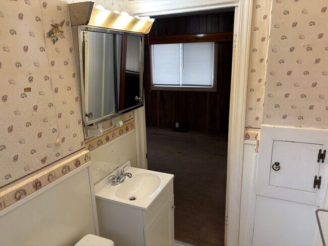 Building Photo - 3 Bedroom House