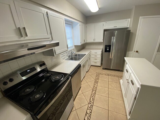 Building Photo - Corner lot; New appliances, New bathroom V...
